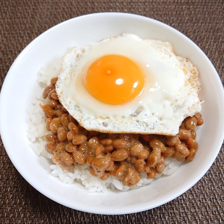 目玉焼き納豆ご飯